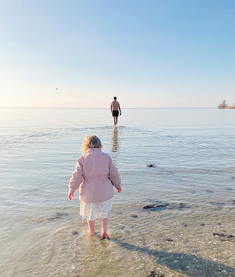 Bas & Emma beoefenen koude training in het ijselmeer